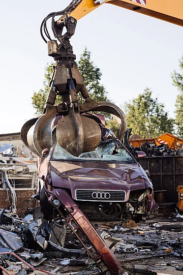 Auto auf Schrottplatz der SMH Erfurt