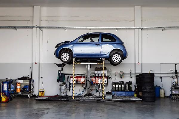 Auto auf Hubbühne zur Altfahrzeugeverwertung