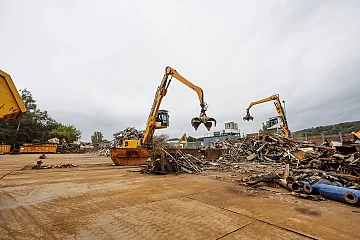 Sortierung von Schrott auf dem Hof der SMH Gera